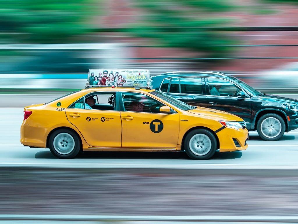 Pan çekim tekniği, fotoğrafçılık ve video çekiminde kullanılan bir hareketli çekim tekniğidir. Bu tekniğin amacı, bir hareketli nesneyi takip ederken arkaplanı bulanıklaştırarak hareket duygusunu vurgulamaktır. Pan çekim tekniği, fotoğrafçılıkta da kullanılan bir teknik olmasına rağmen video çekimlerinde daha yaygın olarak kullanılır.