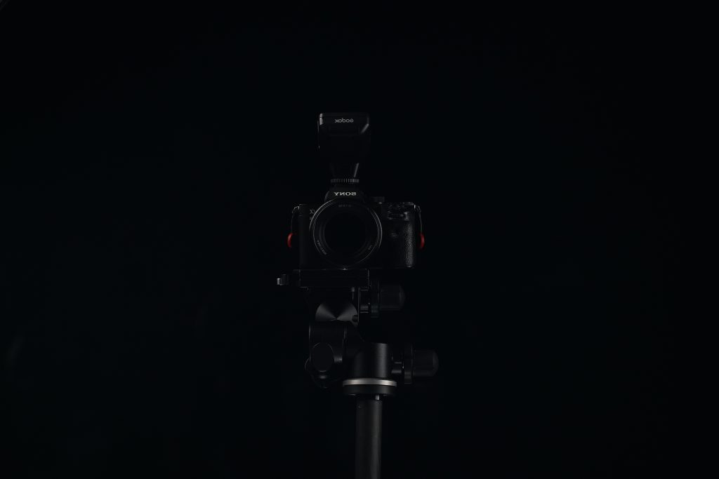 Low key çekim tekniğiyle, fotoğraflarınıza gizemli bir hava katmanız mümkündür. Koyu tonlar, yansımalar ve vurgulamalarla çalışarak, nesnelerin ve detayların daha belirgin hale gelmesini sağlayabilirsiniz. Bu sayede, güçlü bir kontrast oluşturarak görsel çekicilik sağlayabilir ve izleyicilerin dikkatini çekebilirsiniz.